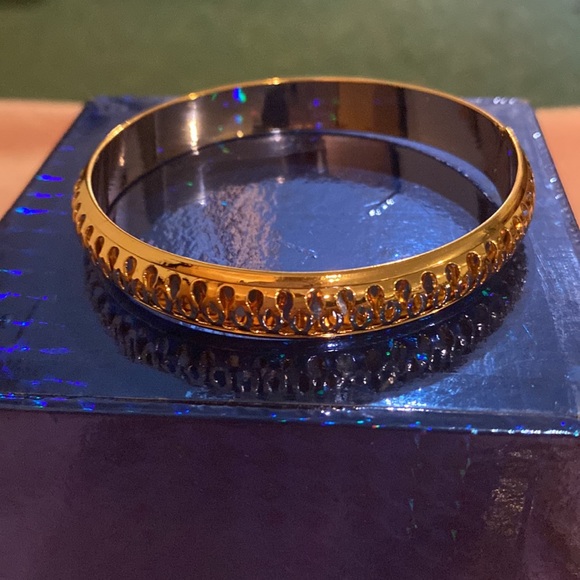 NWT Guess 7 gold tone bangle bracelet set.Brand new,never worn,stackable. - Picture 7 of 14